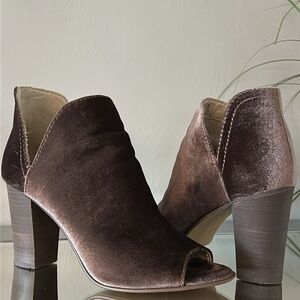 STEVE MADDEN Brown Velvet Booties size 9.5 Women’s Kaitt Ankle Boots
